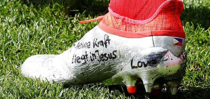 La bota de David Alaba, personalizada para este trascendental partido, centraba la esperanza autriaca