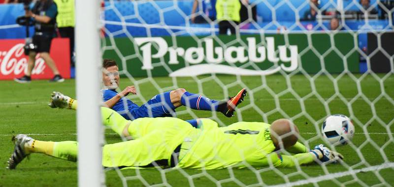 El tanto final de Traustason, en el minuto 94, entregó la clasificación a Islandia
