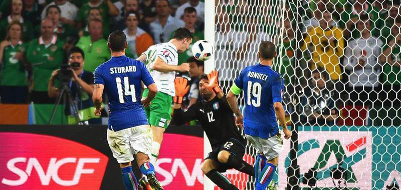 El gol de Brady deshizo a la zaga italiana en el tramo final para clasificar a Irlanda