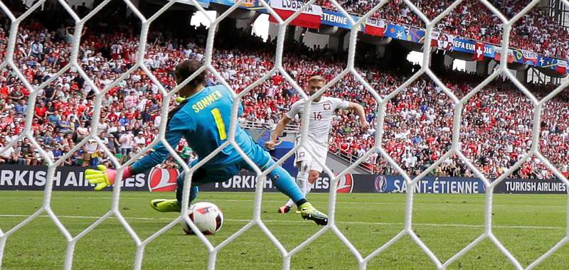 El primer partido de octavos, que enfrentó a Suiza y Polonia, quedó inaugurado con el gol de Blaszczykowski  