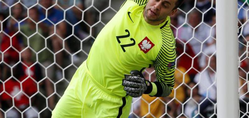 Fabianski, meta polaco, sostuvo a los suyos con una exhibición de paradas