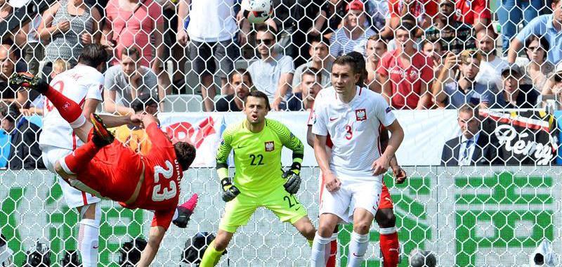 Shaqiri destapó su clase para empatar el partido con una tijera sublime