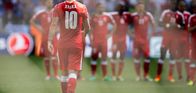 Xhaka, perla suiza, fue el único futbolista que fallo su lanzamiento, dando al victoria a Polonia