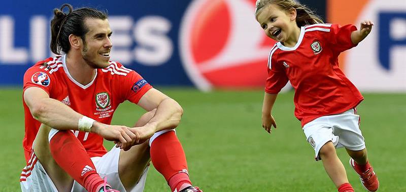 Gareth Bale, que provocó el gol decisivo, festejó en familia el triunfo