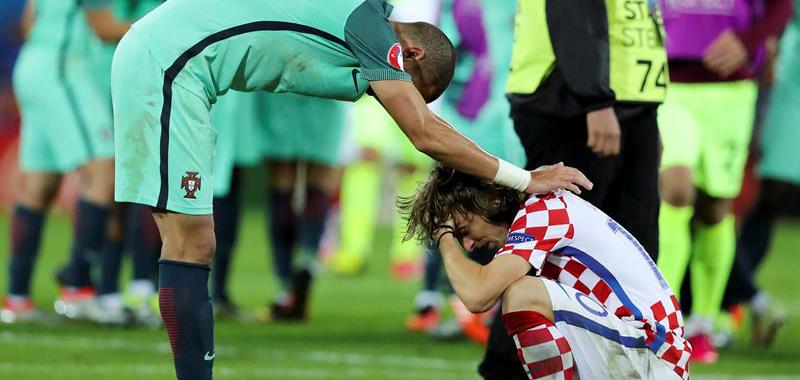 Pepe consuela a su compañero de esquipo, Luka Modric, tras la derrota de Croacia a manos de la selección ibérica