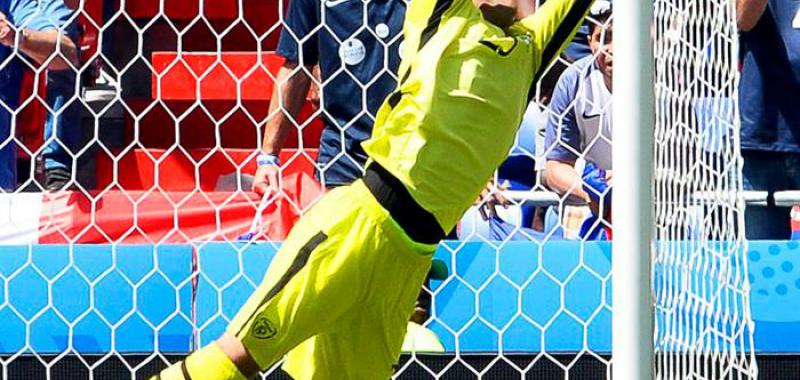 Randolph, portero irlandés, se multiplicó para sostener el acoso francés