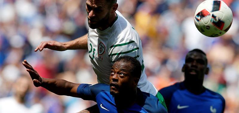 El partido, con 0-1 en favor irlandés, se tornó en una batalla de cariz físico