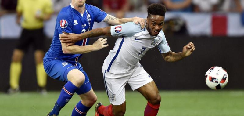 Raheem Sterling provocó el penalti anotado por Rooney, gol inicial de Inglaterra ante Islandia