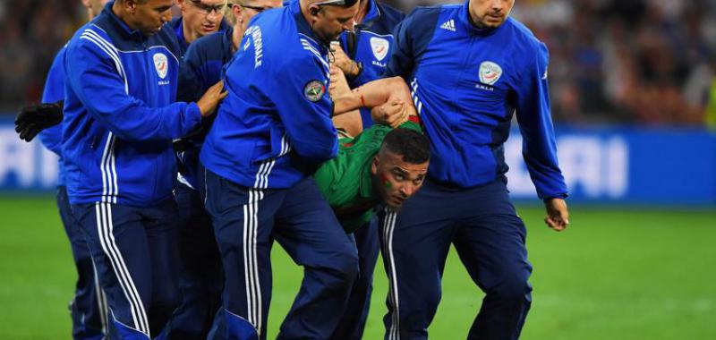 Un espontáneo saltó al verde en plena tensión, cuando el duelo se dirigía a los penaltis