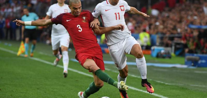 Pepe se destacó como el mejor futbolista portugués en un segundo tiempo trabado