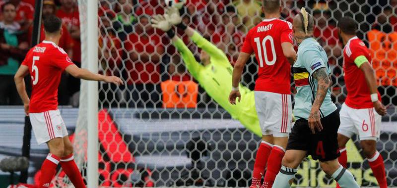 Bélgica se adelantó ante Gales con un cañonazo brillante de Nainggolan que allanaba el terreno belga hacia semifinales