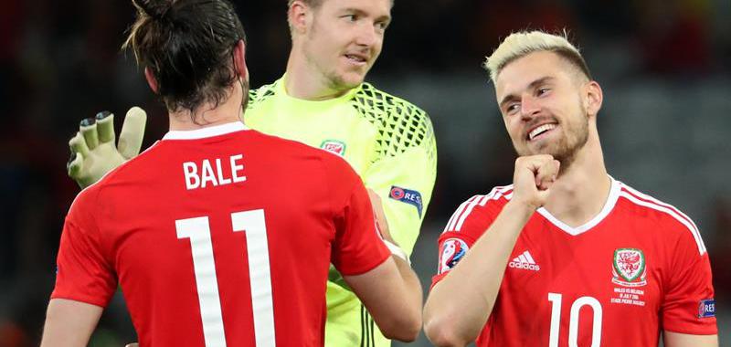 Aaron Ramsey, que fue el mejor de los suyos, recibió la ovación de su compañero Gareth Bale