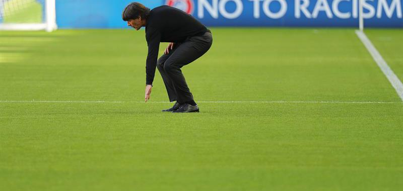 Joachim Löw comprobó el estado del césped antes del desarrollo del partido
