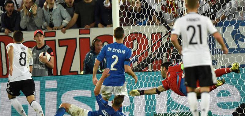 Un error de Florenzi facilitó el primer tanto de Alemania, obra de Özil, en el segundo acto