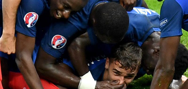 Francia explotó en el día adecuado, antes de medirse a Alemania en las semifinales de su Eurocopa