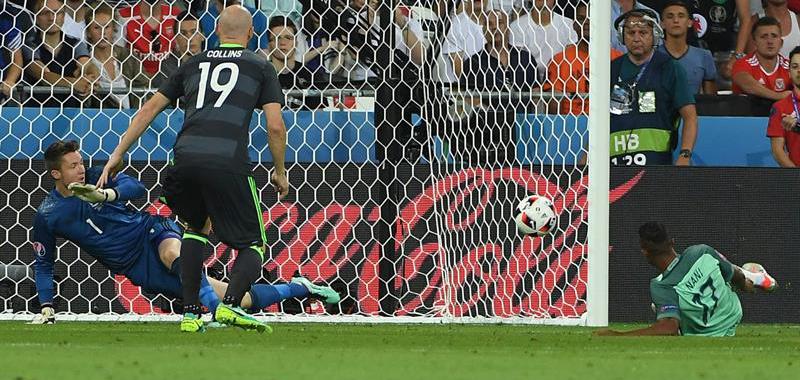 Otro chut de Cristiano, en este caso desviado por Nani, significó el 2-0 y la sentencia de la eliminatoria