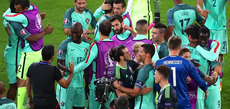 Gareth Bale y Cristiano Ronaldo, protagonistas de esta semifinal, cerraron el envite con un abrazo