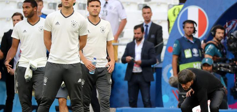 Joachin Löw cumplió con su rutina de comprobar el tapete antes del duelo, pero esta vez no se encontró un césped rápido