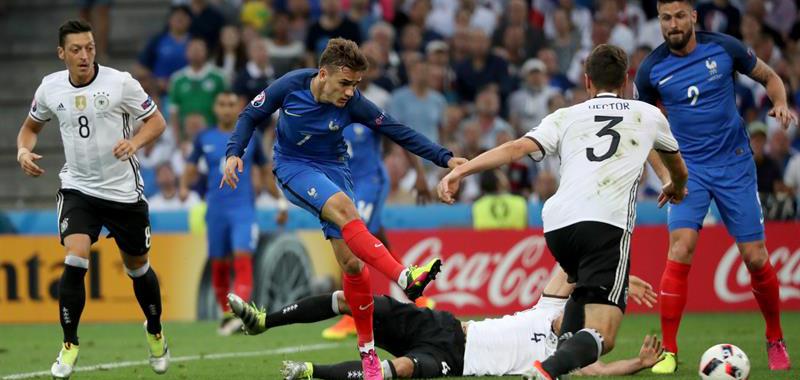 Francia arrancó el partido con mucha intensidad, consiguiendo robar la pelota y el oxígeno a Alemania