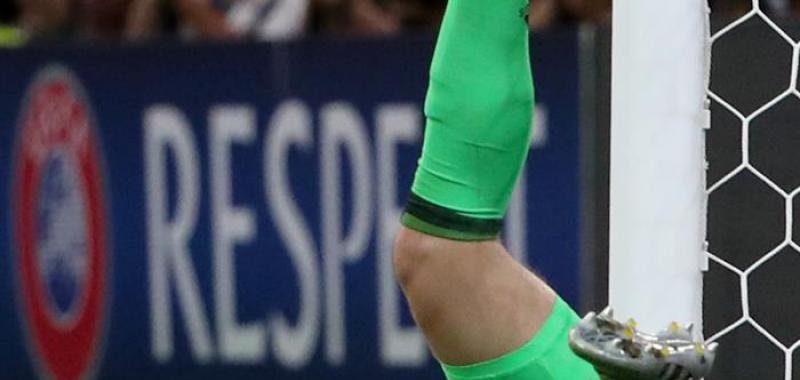 Manuel Neuer tuvo que emplearse para detener las contras francesas