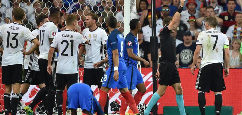 Una mano de Schweinsteiger en el áerea alemana cambió el partido en el descuento del primer acto