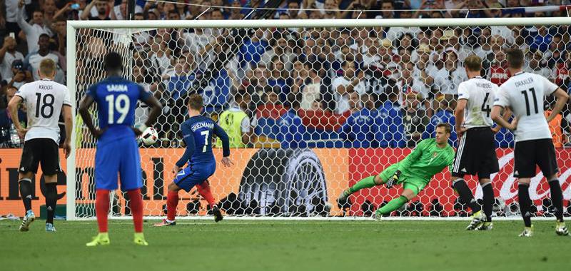 Griezmann engañó a Nueuer para transformar el penalti y adelantar a su país