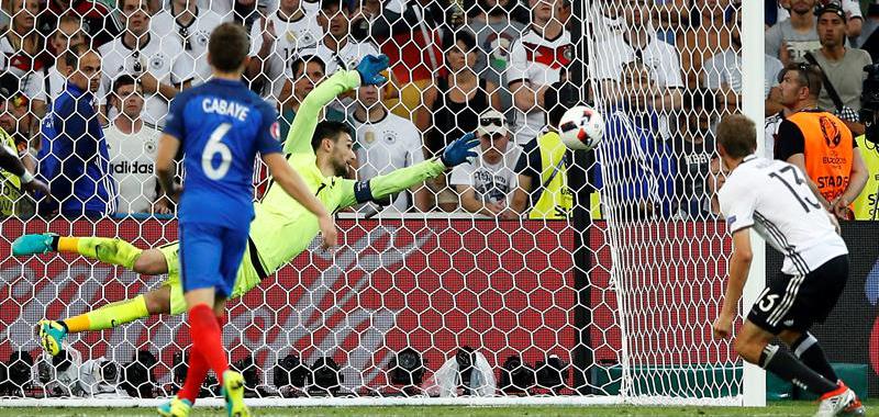 Hubo espacio también para Hugo Lloris, pues Alemania reaccionó a última hora y a punto estuvo de complicar el pase francés