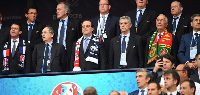 Una notable representación del Ejecutivo francés animó a su selección en el palco 