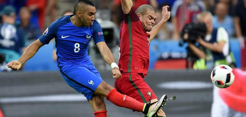 Payet, que no brilló en ataque, es taponado por Pepe, el condecorado como Mejor Jugador de la Final
