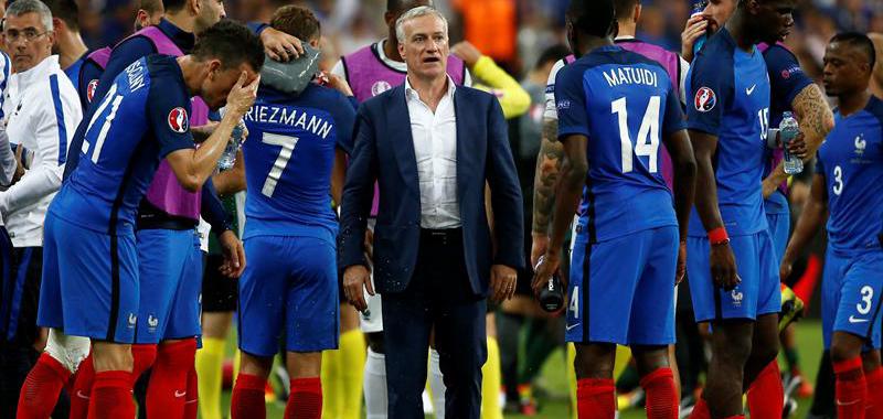 Didier Deschamps trató de arengar a los suyos antes del comienzo de la prórroga