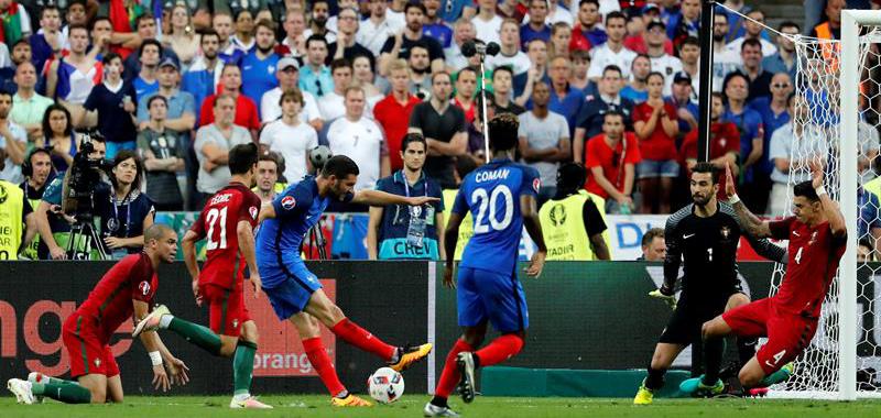 Gignac envió al poste un intento posterior al sensacional regate ejecutado sobre Pepe
