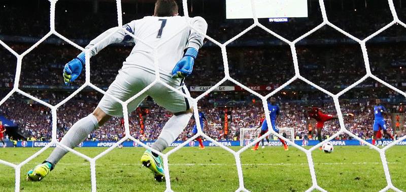 Hugo Lloris, portero francés, reacciona al chut definitivo de Eder