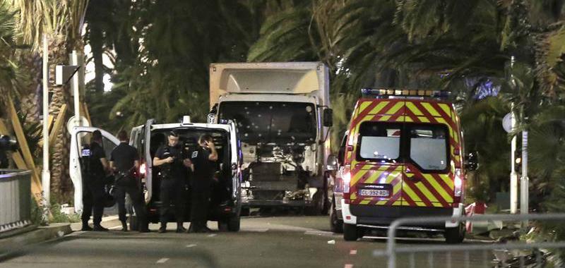 El autor del atentado, que fue abatido por las fuerzas de seguridad, actuó en solitario e iba "cargado de armas".