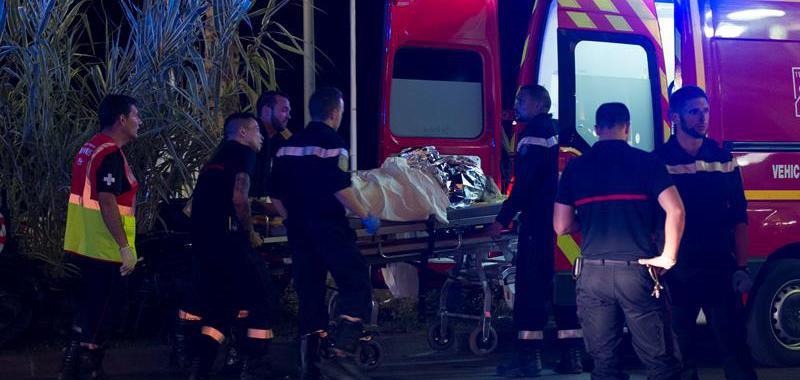 Un atentado, pertrechado por el atropello de un camión, asesinó a 77 personas en Niza.