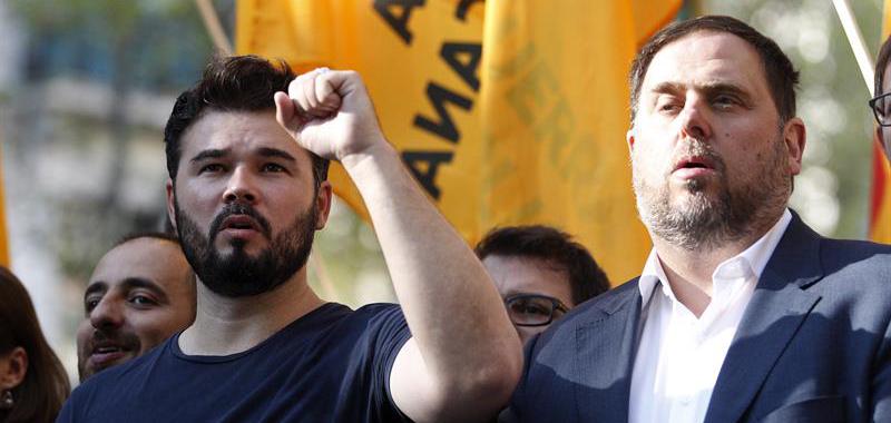 El diputado de ERC Gabriel Rufián (i) y el líder del partido, Oriol Junqueras (d), asisten a la tradicional ofrenda floral al monumento de Rafael Casanova, dentro de los actos conmemorativos de la Diada nacional de Cataluña.
