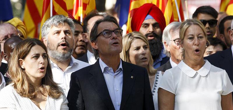  El expresidente de la Generalitat de Catalunya Artur Mas (c) asiste a la tradicional ofrenda floral al monumento de Rafael Casanova, dentro de los actos conmemorativos de la Diada nacional de Cataluña.