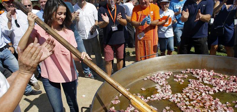 La líder de Ciutadans, Inés Arrimadas, junto con dirigentes del partido, ha participado hoy en una comida popular en Premià de Mar (Barcelona). 