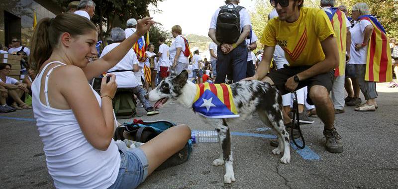  Varios jóvenes juegan con su perro momentos antes de participar en la manifestación de la Diada organizada por Omnium y la Assemblea Nacional Catalana (ANC), hoy en el Paseo de la Pau de Berga. 