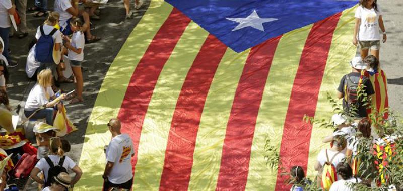 - Vista de una estelada momentos antes de la manifestación de la Diada organizada por Omnium y la Assemblea Nacional Catalana (ANC), hoy en el Paseo de la Pau de Berga. 