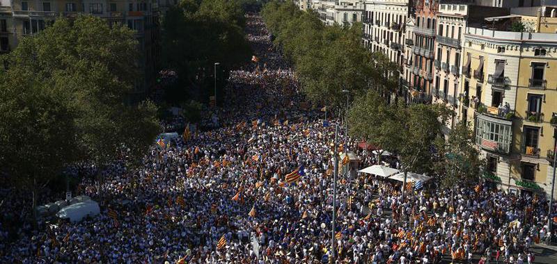 Miles de asistentes a la concentración convocada por diversas entidades con motivo de la celebración de la Diada