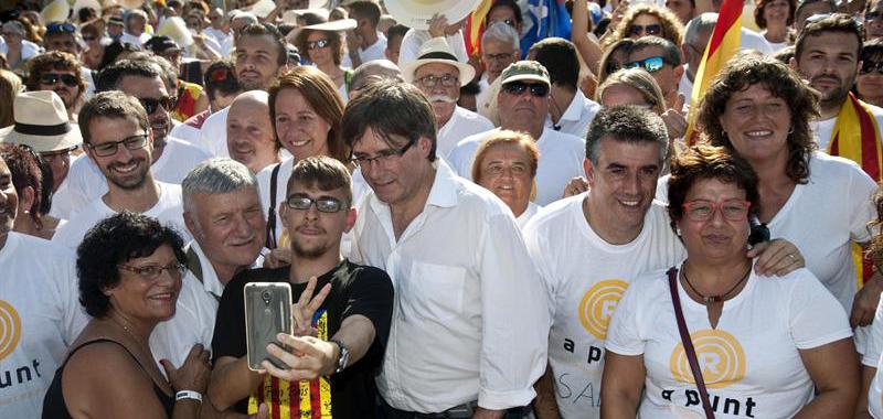 .- El presidente de la Generalitat, Carles Puigdemont (c), durante su asistencia a la manifestación 
