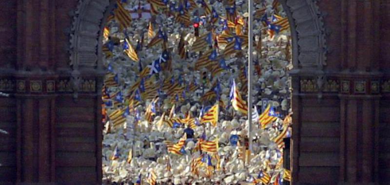 Miles de personas participan en la manifestación que bajo el lema "A punt" (A punto)