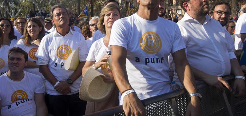 El expresidente de la Generalitat de Catalunya, Artur Mas (2i); el consejero de Asuntos Exteriores, Raúl Romeva (c) y el vicepresidente Oriol Junqueras (d)