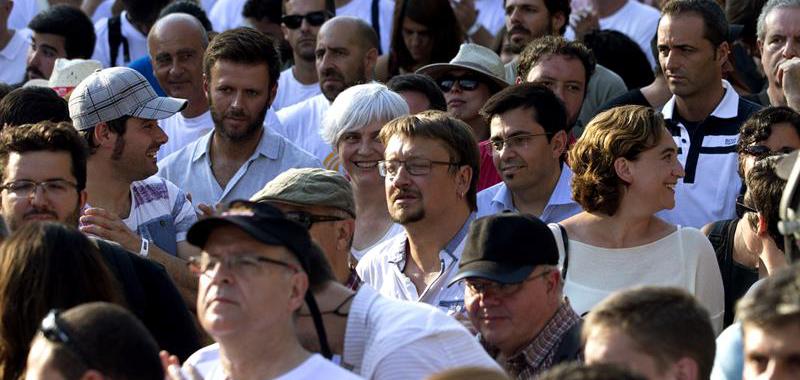 La alcaldesa de Barcelona, Ada Colau (d) y el líder de Catalunya Si que es Pot, Xavier Domenech (c)