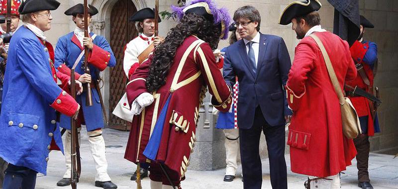 El presidente de la Generalitat, Carles Puigdemont (2d), recibe a una representación de los Miquelets de Cataluña y de la Associació de Recreació Històrica La Coronela