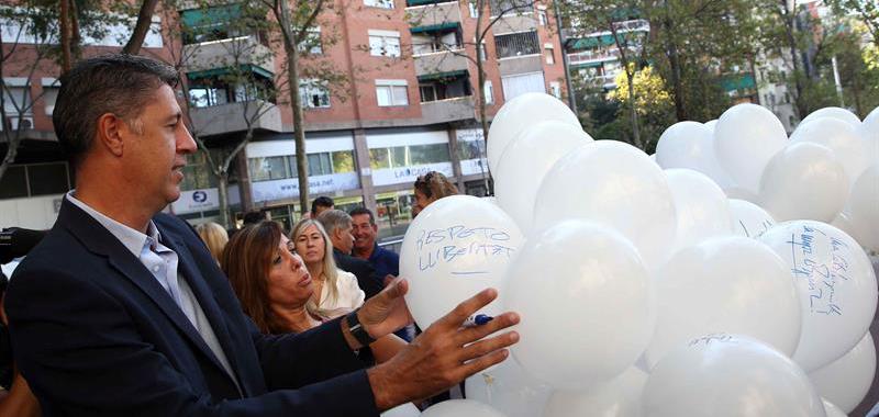  La presidenta del PPC, Alicia Sánchez-Camacho, y el coordinador general del PPC, Xavier Garcia Albiol escriben sus deseos para la Diada en un globo, durante el acto que ha celebrado el PPC