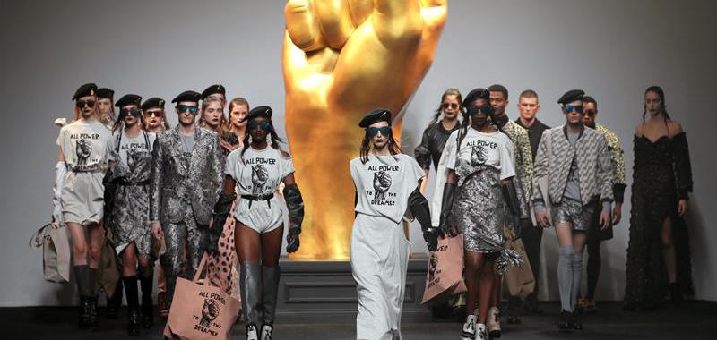 Desfile de Ana Locking