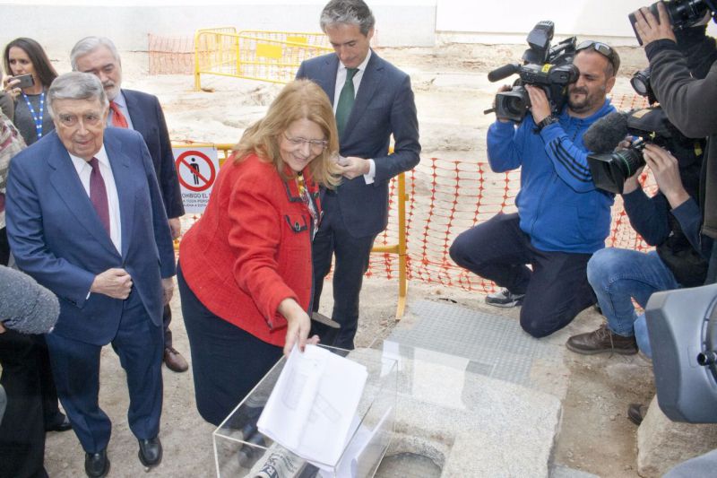 Elvira Rodríguez, en el acto de colocación de la primera piedra del Teatro Cervantes.
