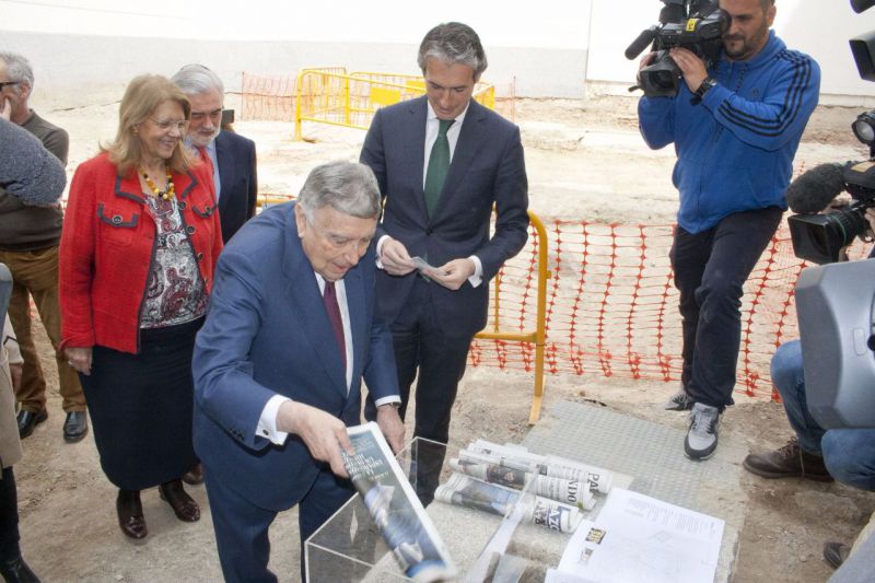 Luis María Anson introduce un ejemplar del diario ABC en el acto de colocación de la primera piedra del Teatro Cervantes.