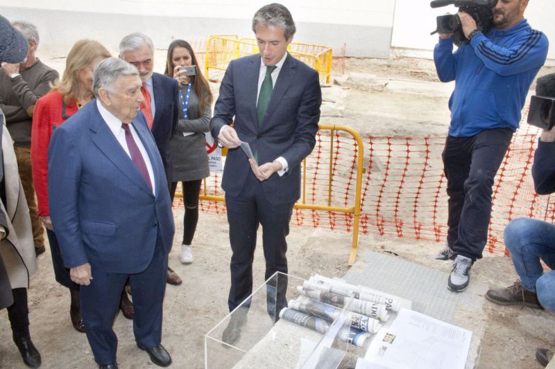 Luis María Anson junto al ministro De la Serna en el acto de colocación de la primera piedra del Teatro Cervantes.